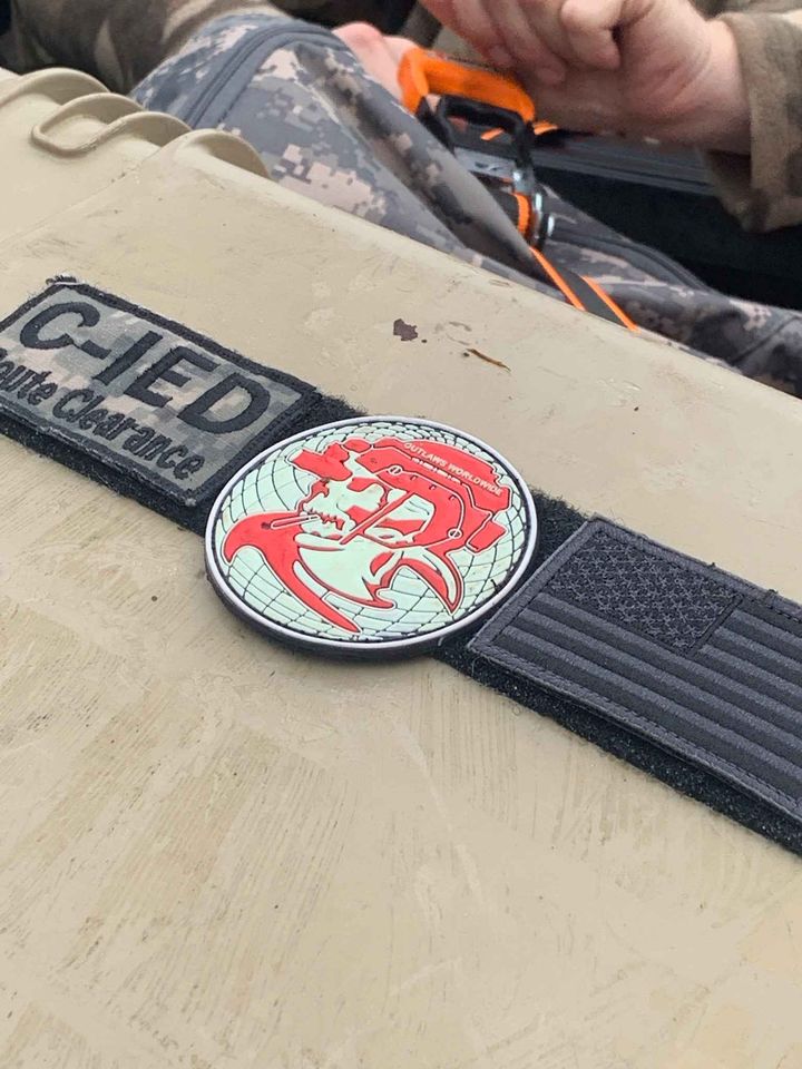 Outlaws WORLDWIDE! GLOW (pvc+velcro) 2.75"